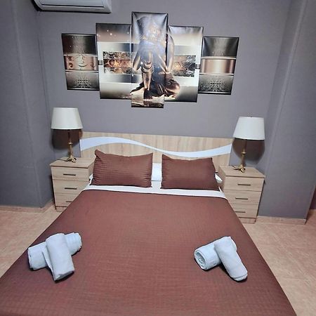 Hostal Dona Maria Valdemoro Bagian luar foto