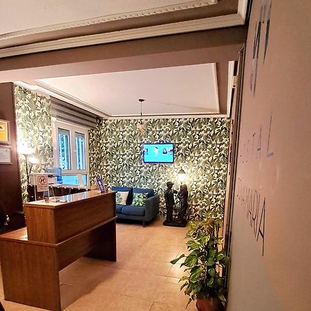 Hostal Dona Maria Valdemoro Bagian luar foto