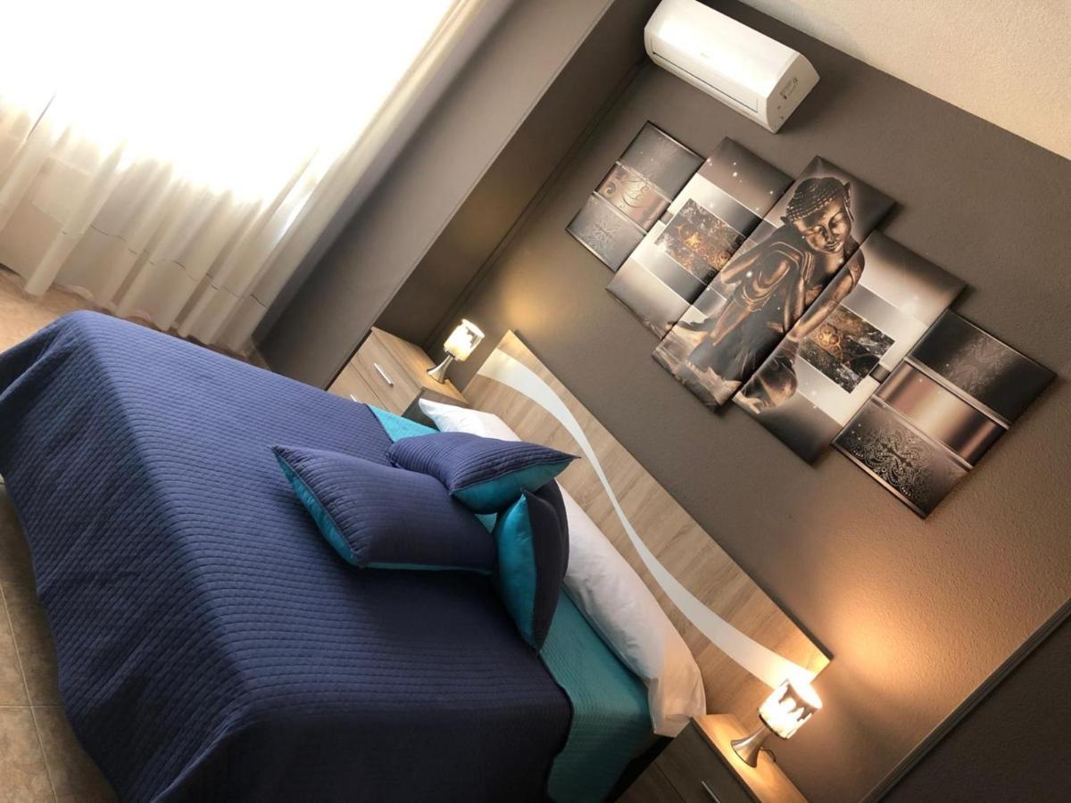Hostal Dona Maria Valdemoro Bagian luar foto