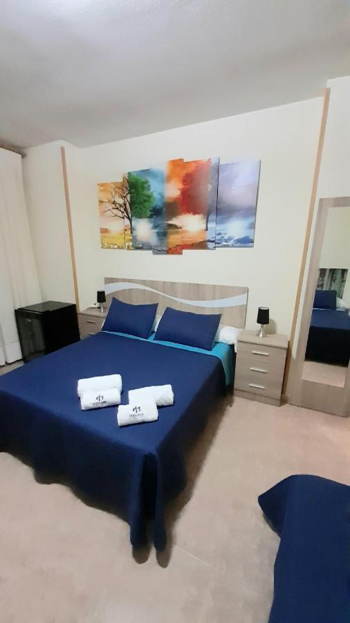 Hostal Dona Maria Valdemoro Bagian luar foto