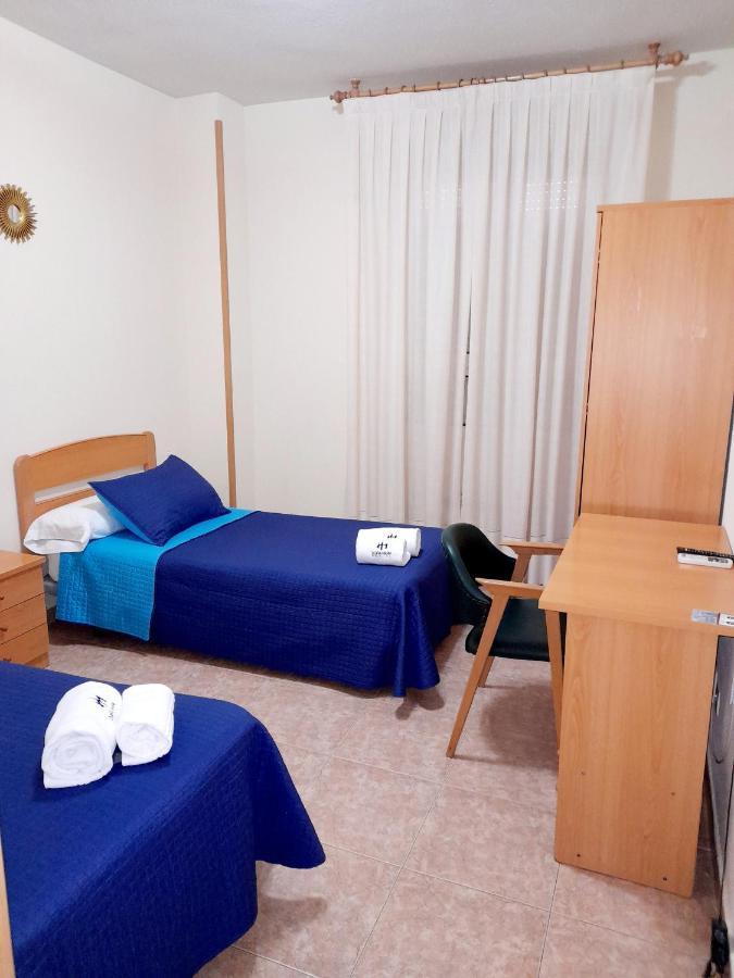 Hostal Dona Maria Valdemoro Bagian luar foto