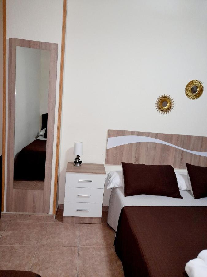 Hostal Dona Maria Valdemoro Bagian luar foto