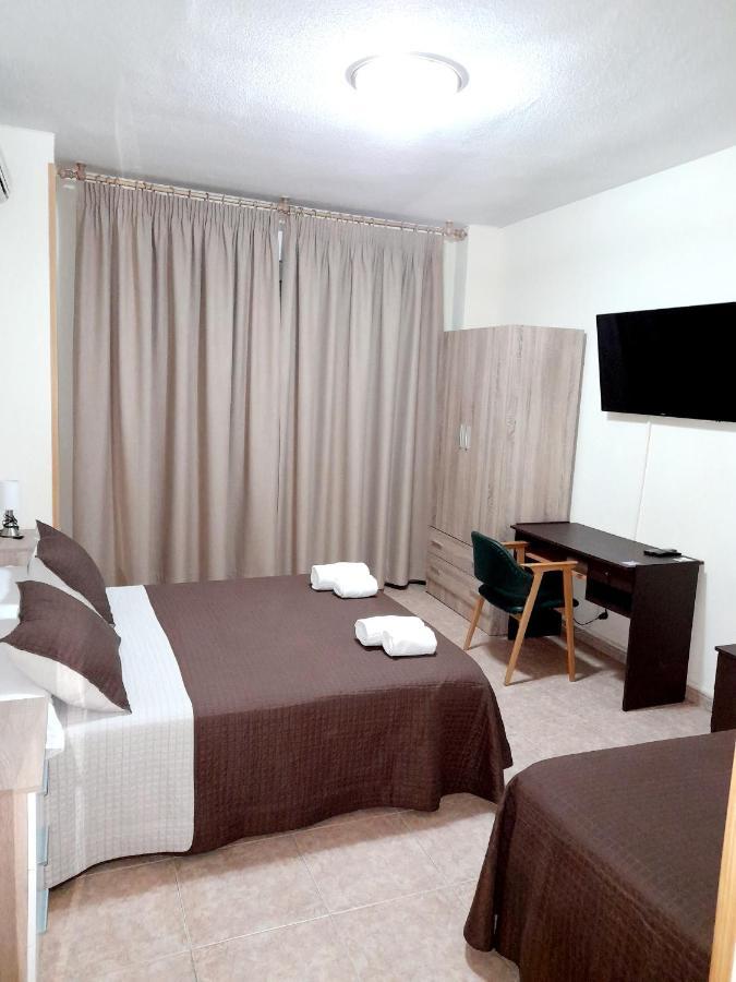 Hostal Dona Maria Valdemoro Bagian luar foto