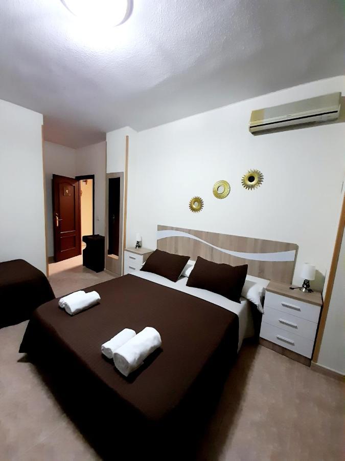 Hostal Dona Maria Valdemoro Bagian luar foto