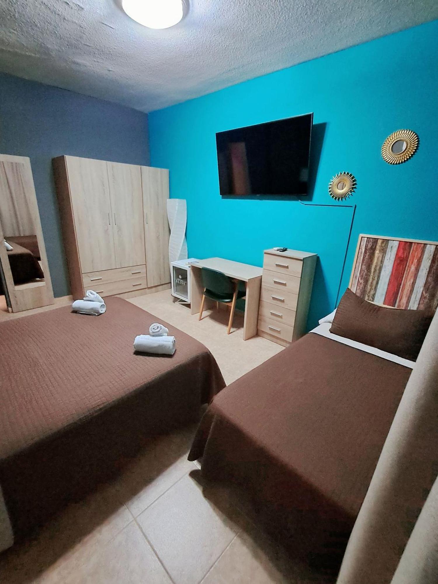 Hostal Dona Maria Valdemoro Bagian luar foto