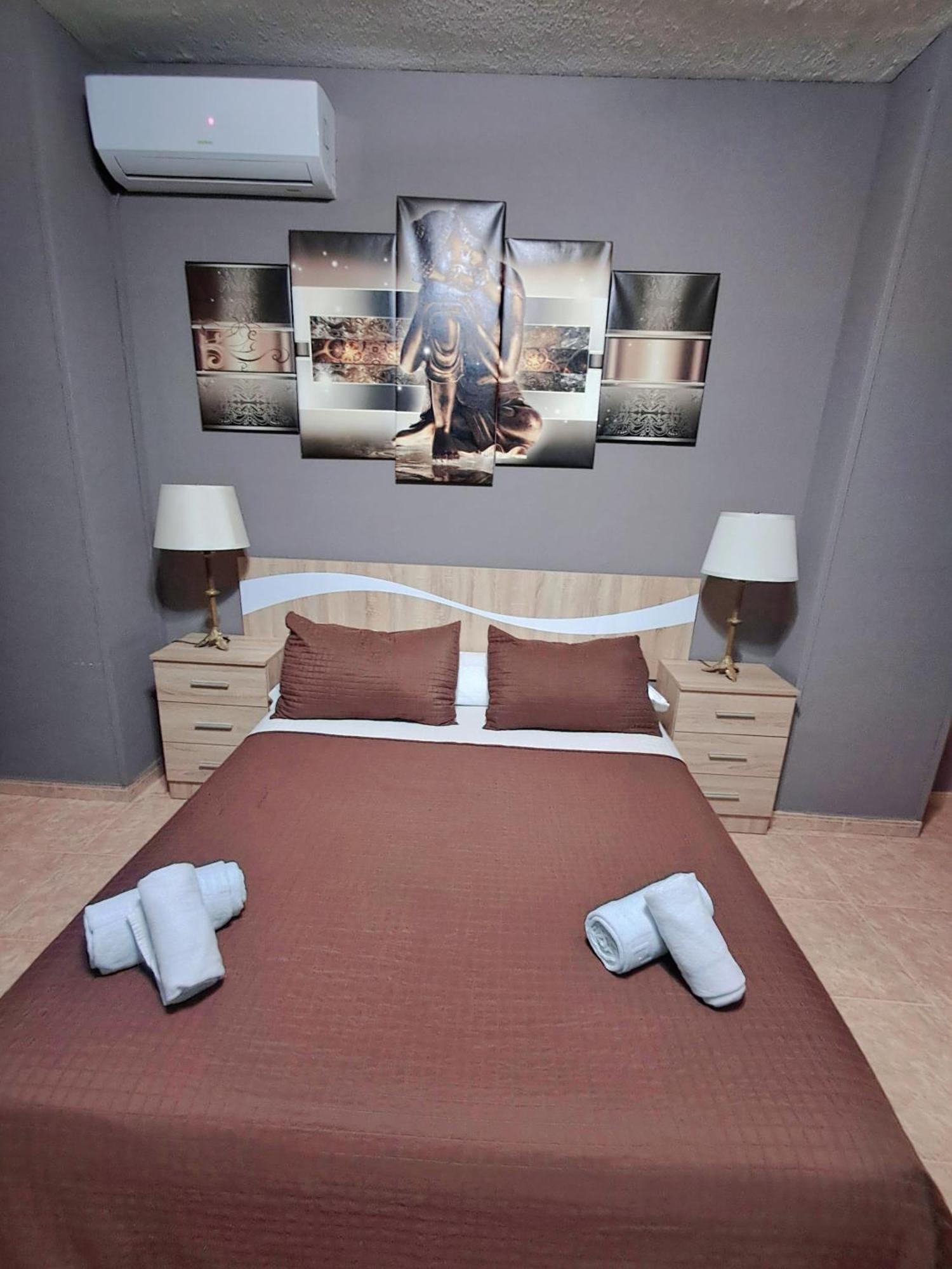 Hostal Dona Maria Valdemoro Bagian luar foto