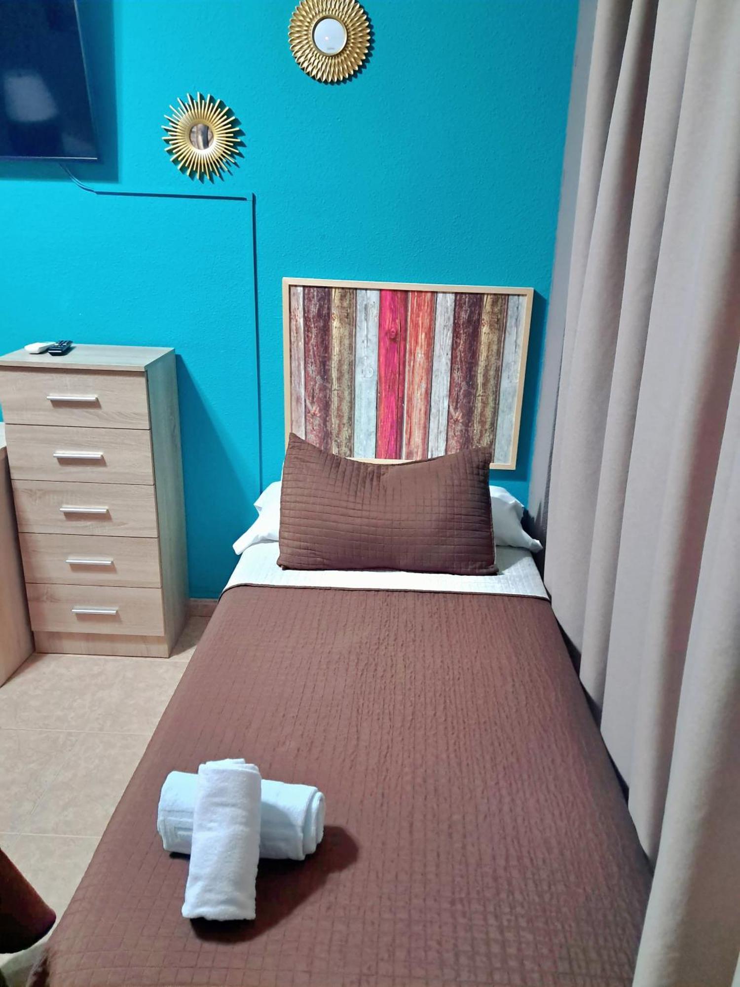 Hostal Dona Maria Valdemoro Bagian luar foto