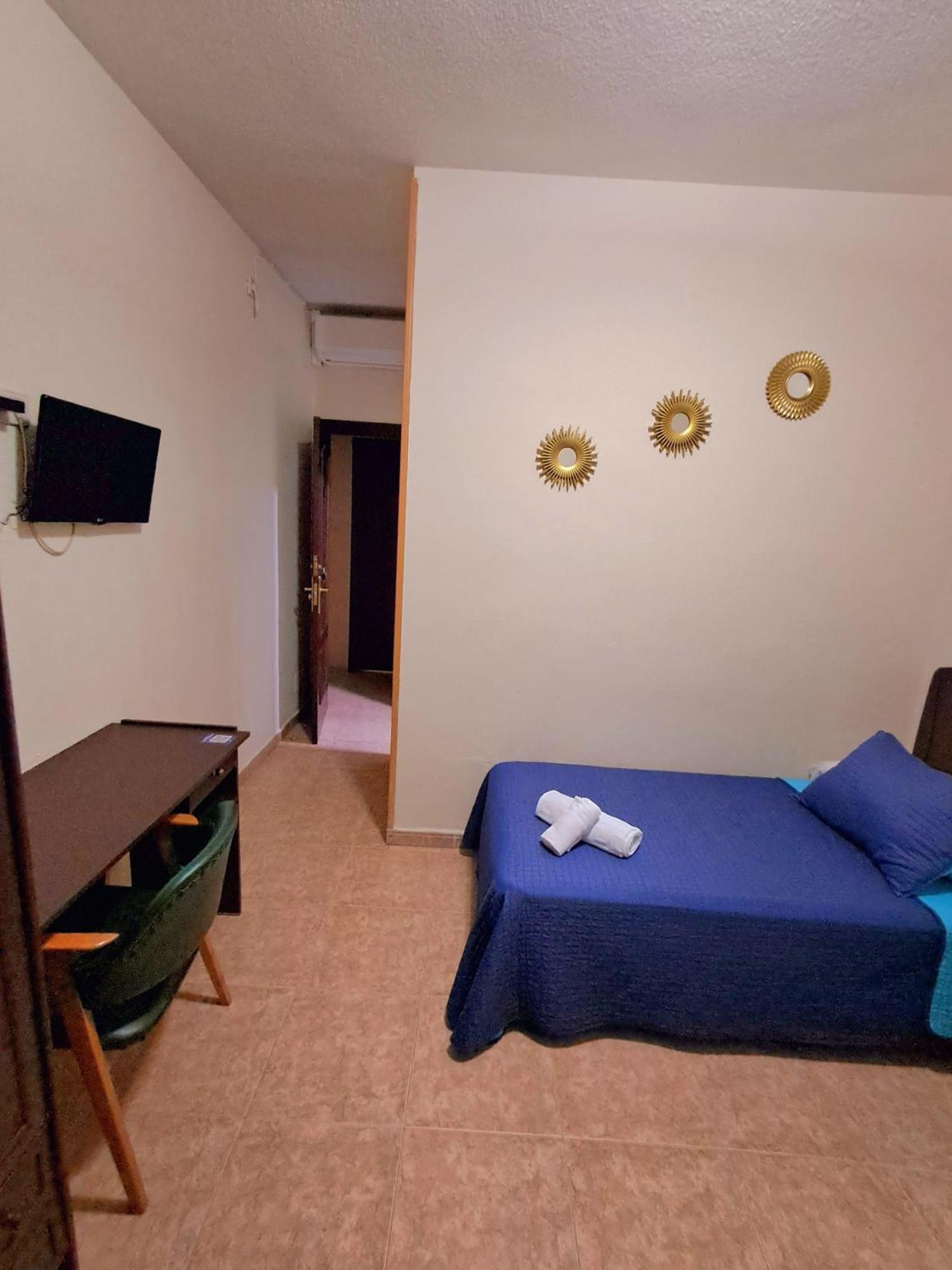 Hostal Dona Maria Valdemoro Bagian luar foto