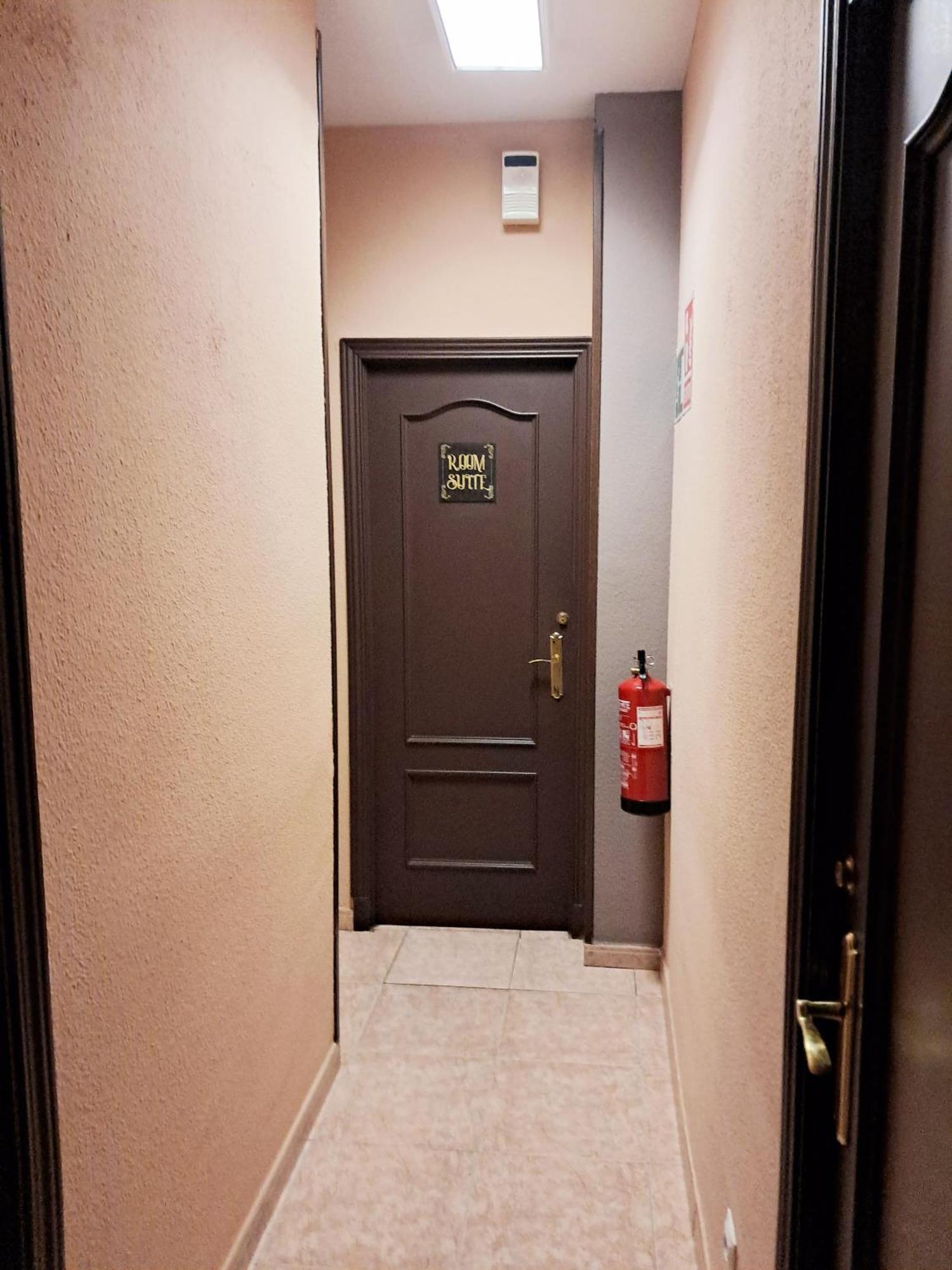 Hostal Dona Maria Valdemoro Bagian luar foto