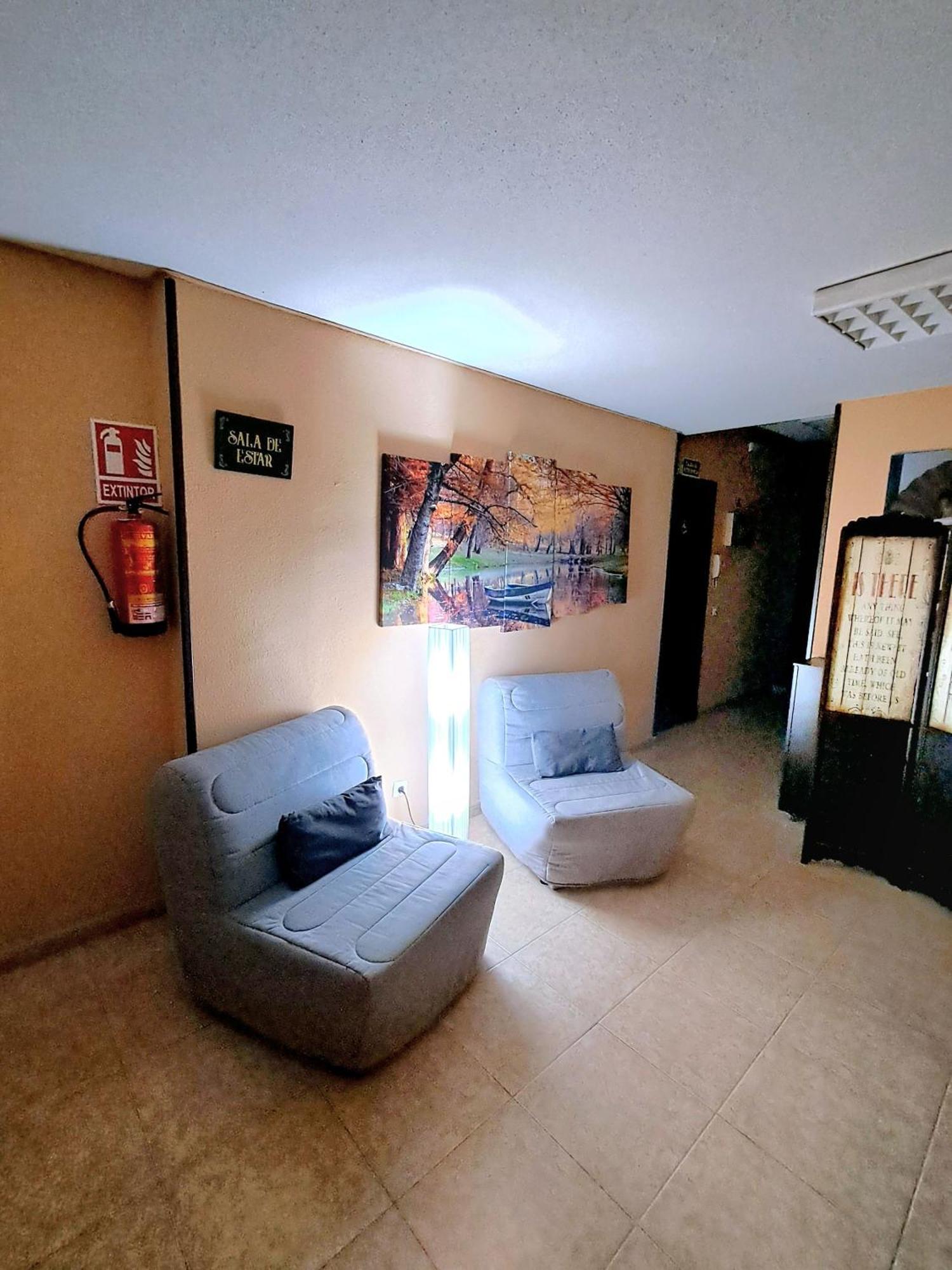 Hostal Dona Maria Valdemoro Bagian luar foto