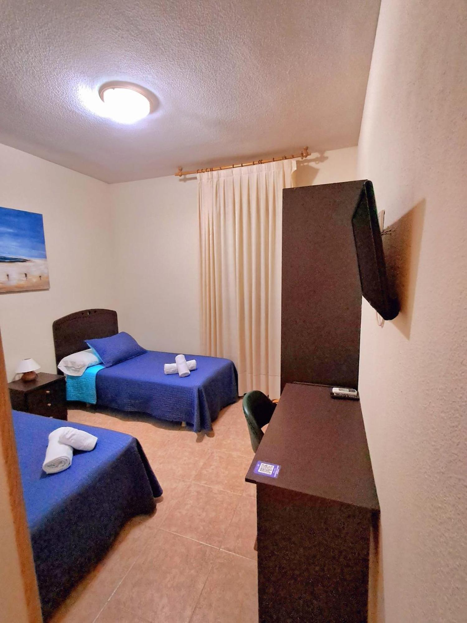 Hostal Dona Maria Valdemoro Bagian luar foto
