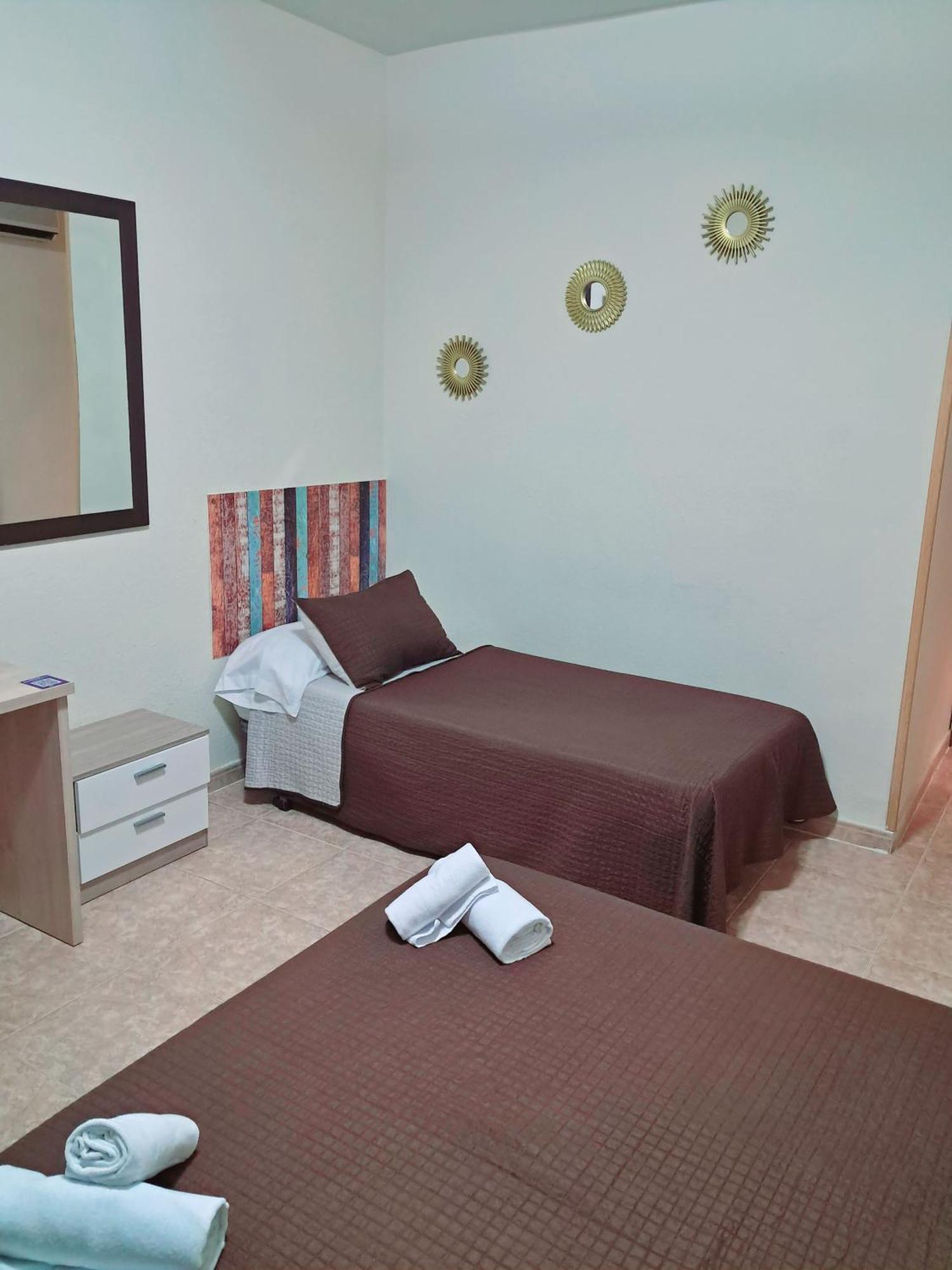 Hostal Dona Maria Valdemoro Bagian luar foto