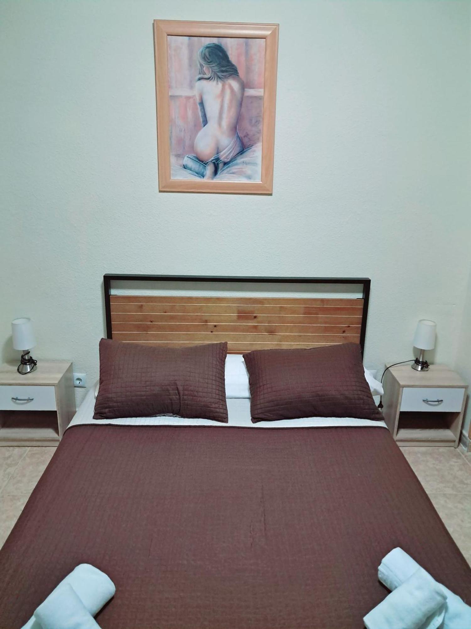 Hostal Dona Maria Valdemoro Bagian luar foto