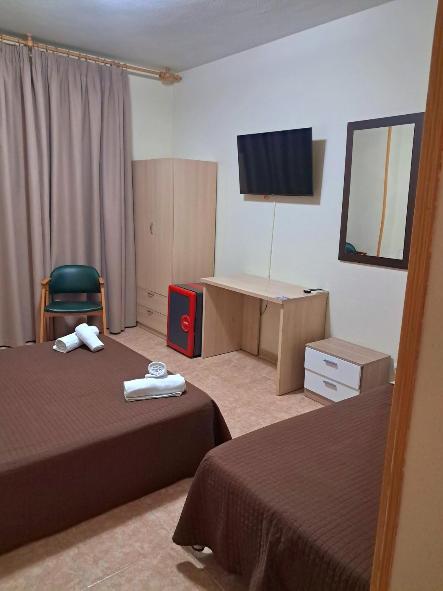 Hostal Dona Maria Valdemoro Bagian luar foto