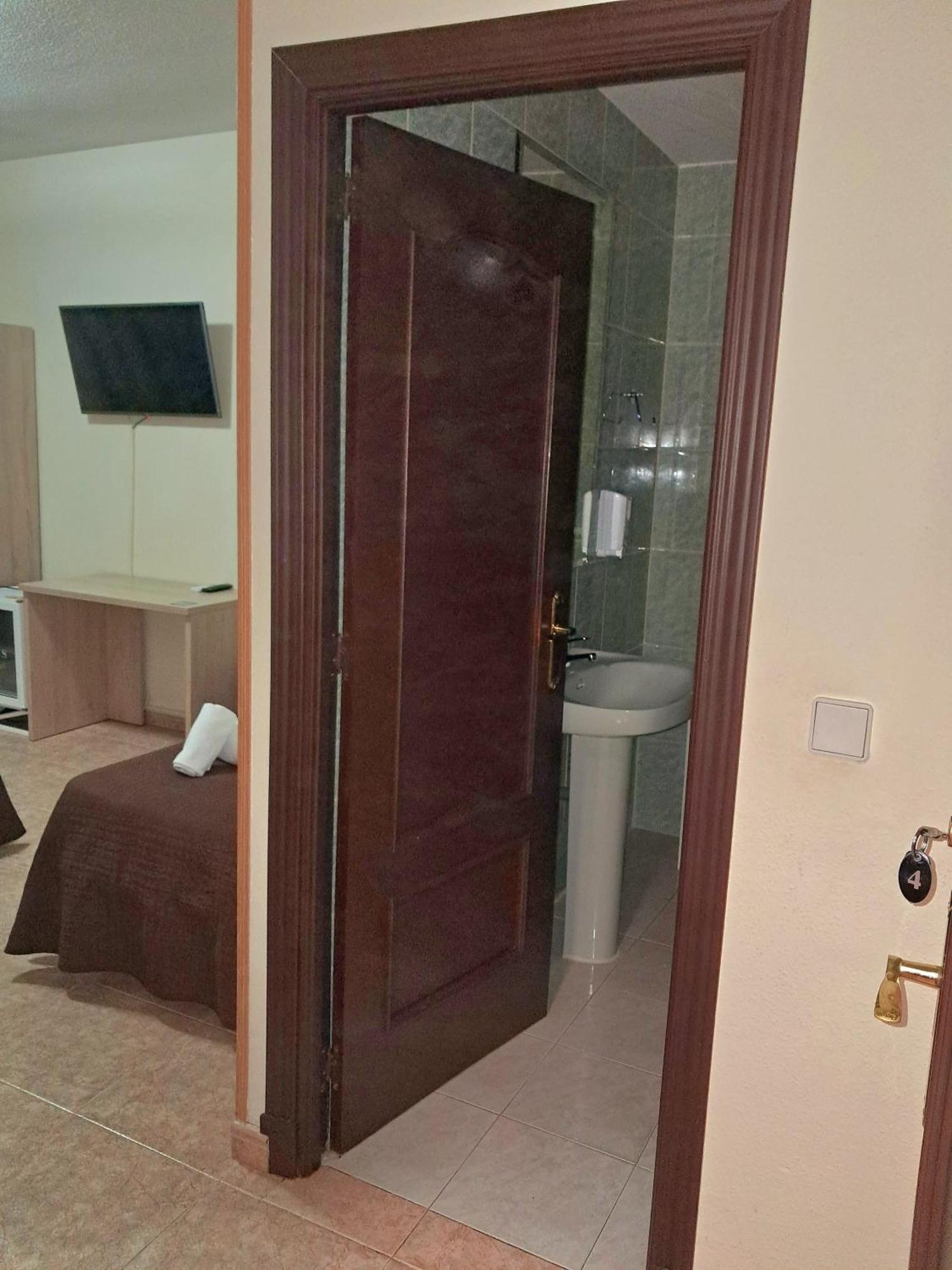 Hostal Dona Maria Valdemoro Bagian luar foto