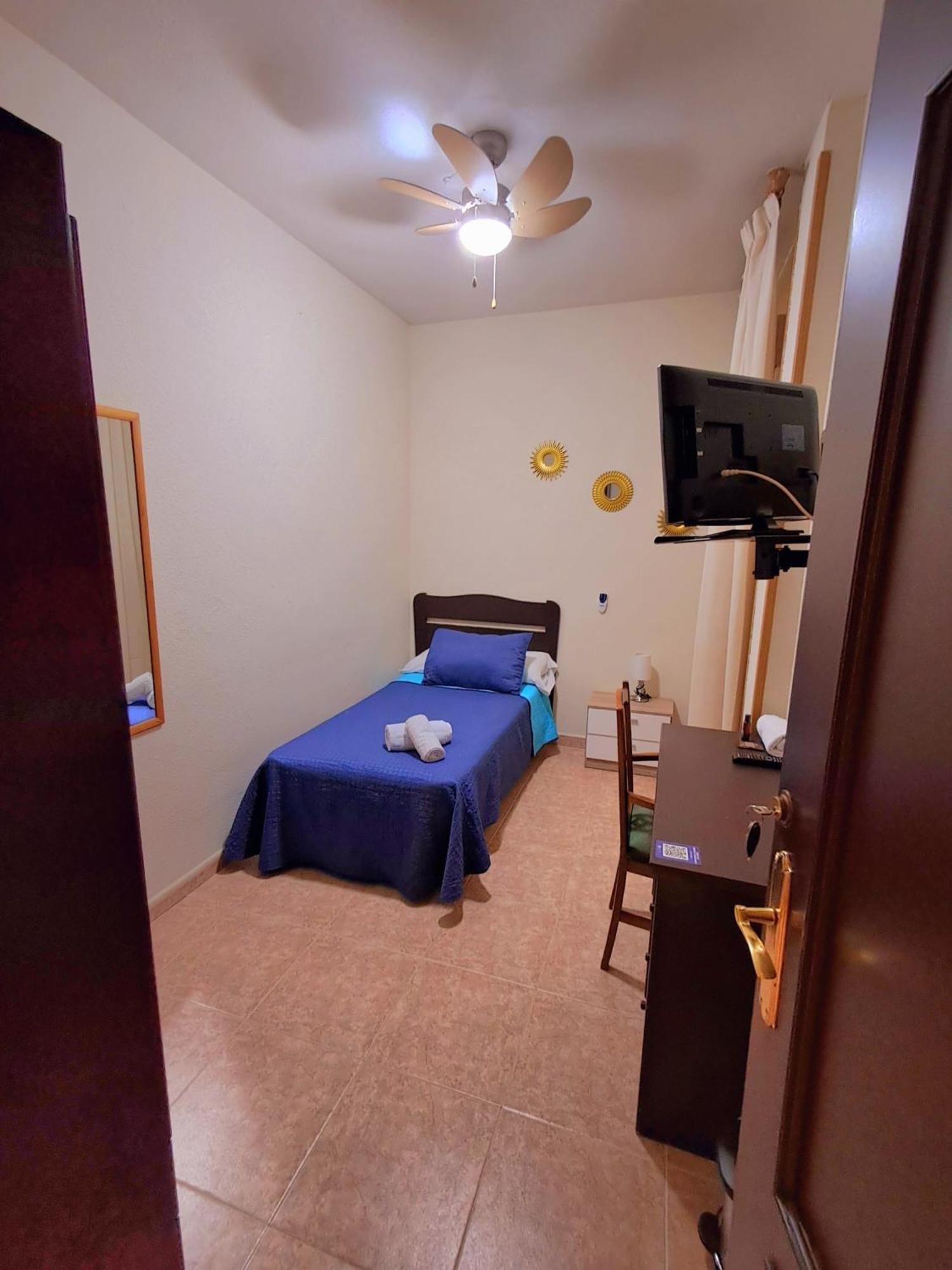 Hostal Dona Maria Valdemoro Bagian luar foto