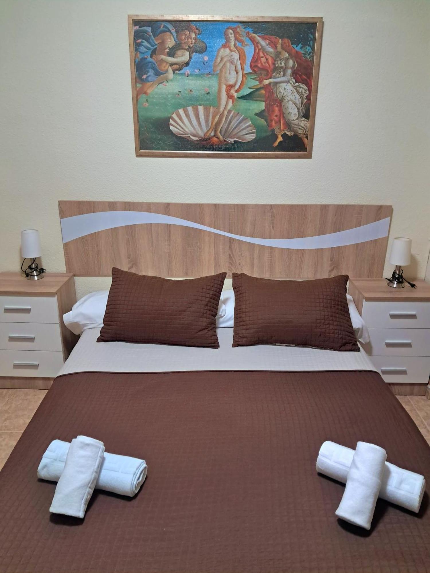 Hostal Dona Maria Valdemoro Bagian luar foto