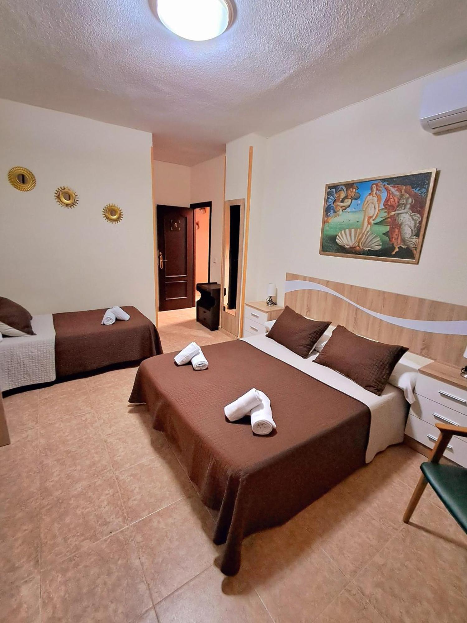 Hostal Dona Maria Valdemoro Bagian luar foto