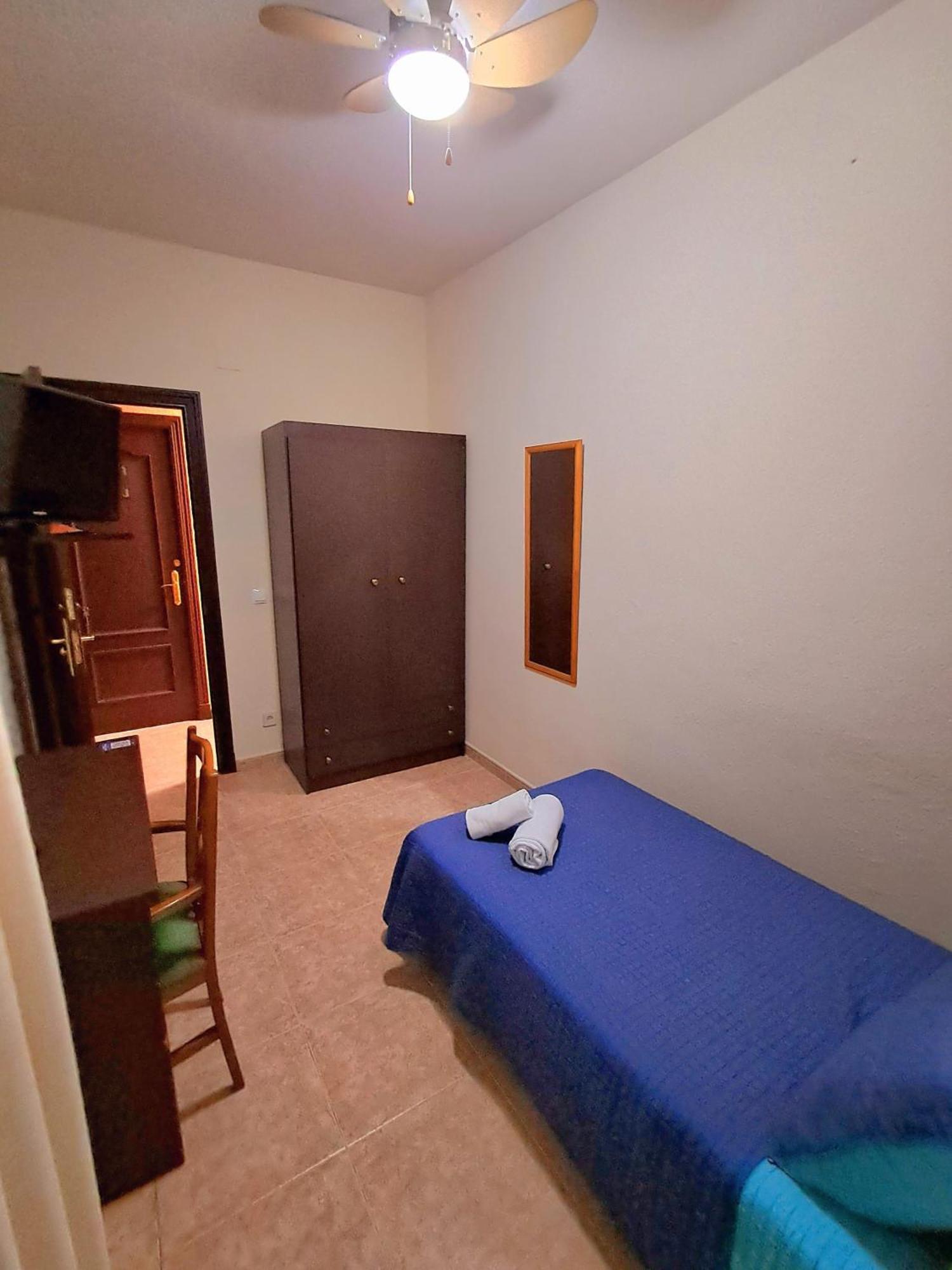 Hostal Dona Maria Valdemoro Bagian luar foto