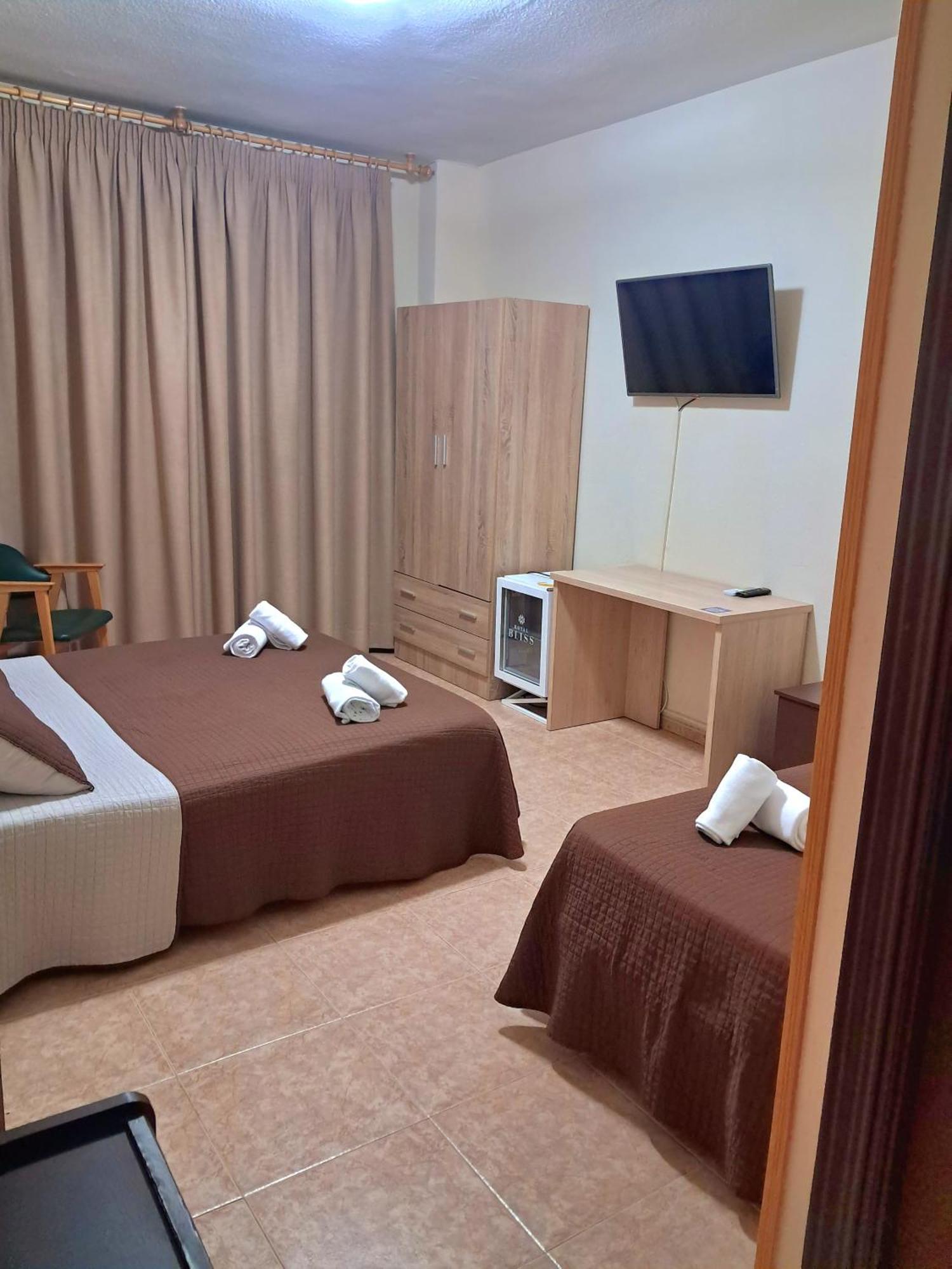 Hostal Dona Maria Valdemoro Bagian luar foto