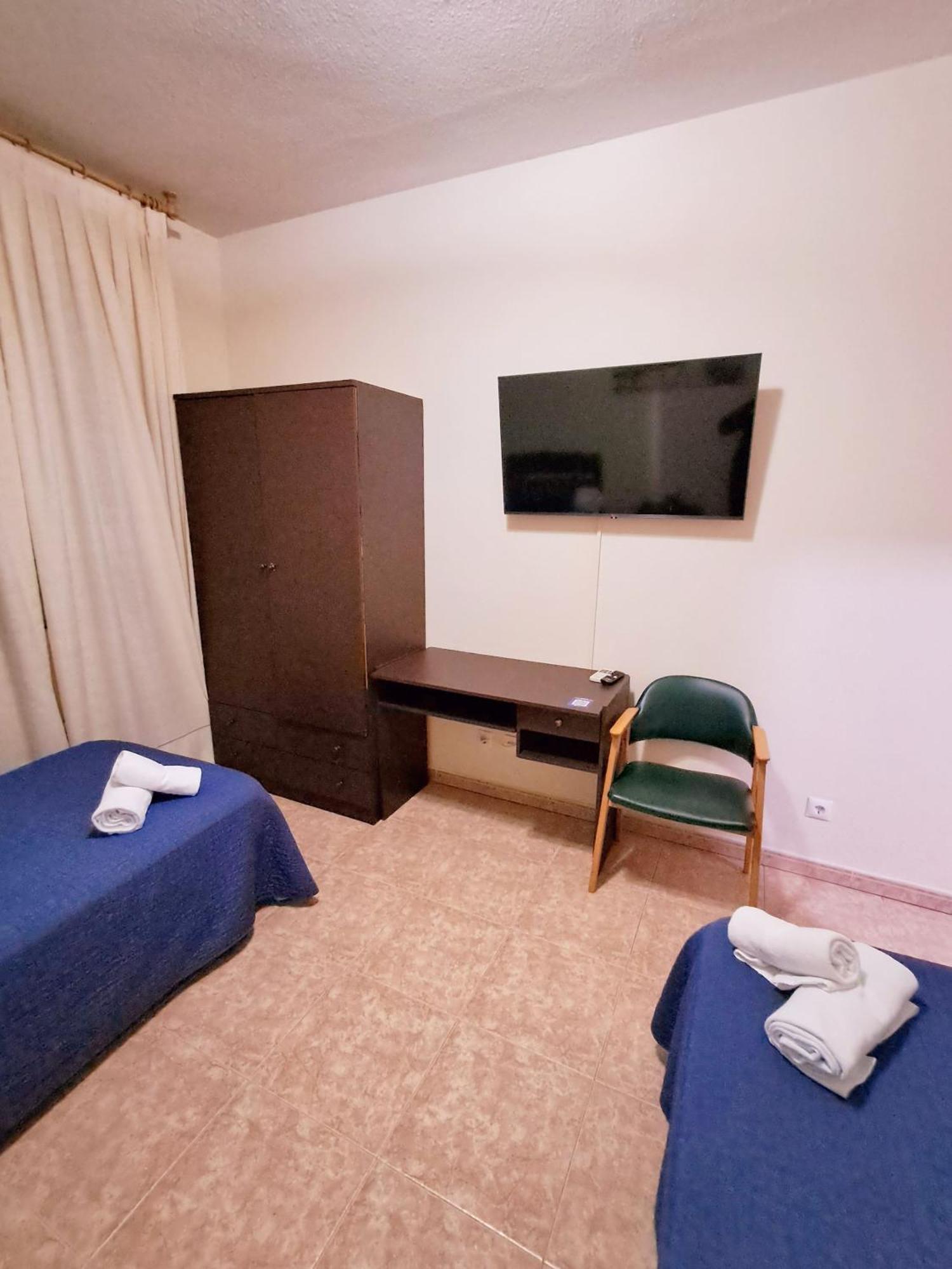 Hostal Dona Maria Valdemoro Bagian luar foto