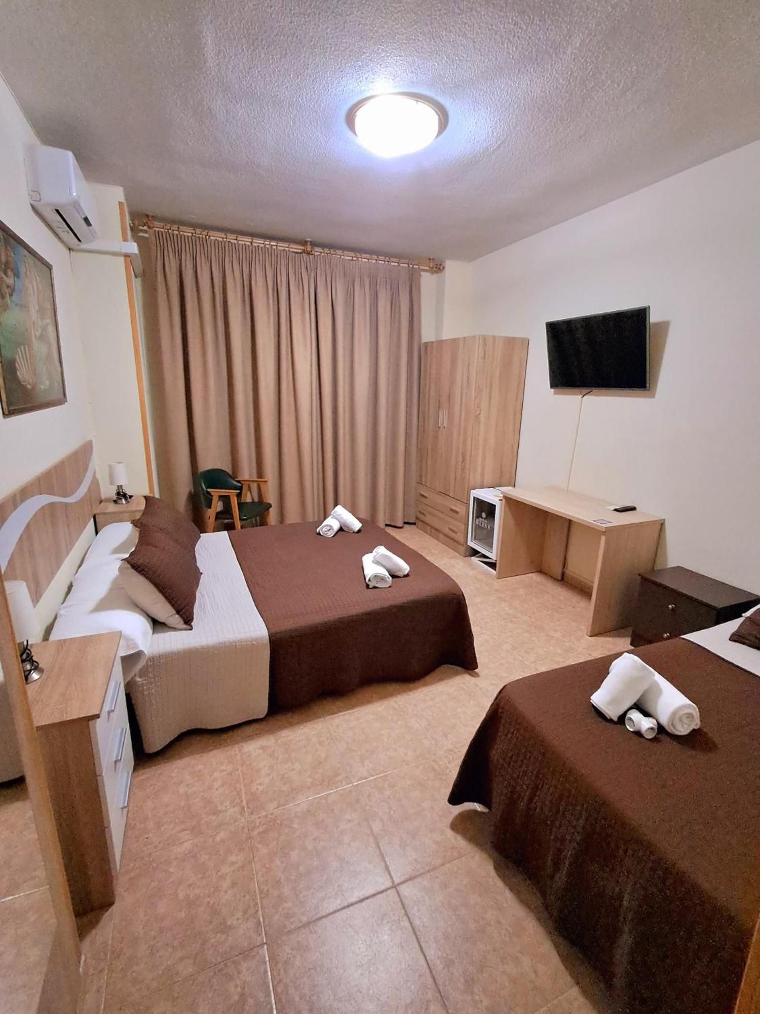 Hostal Dona Maria Valdemoro Bagian luar foto