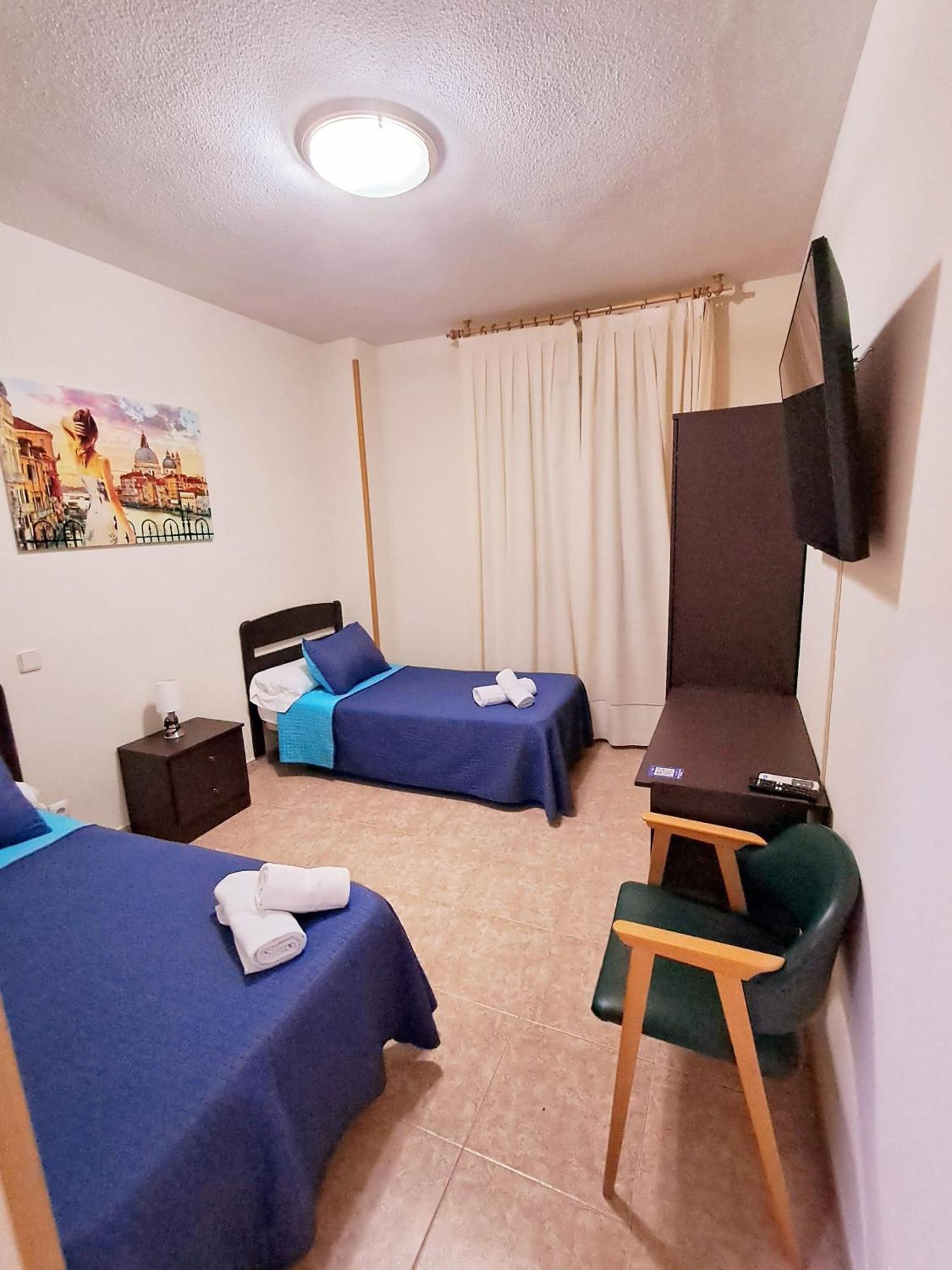 Hostal Dona Maria Valdemoro Bagian luar foto