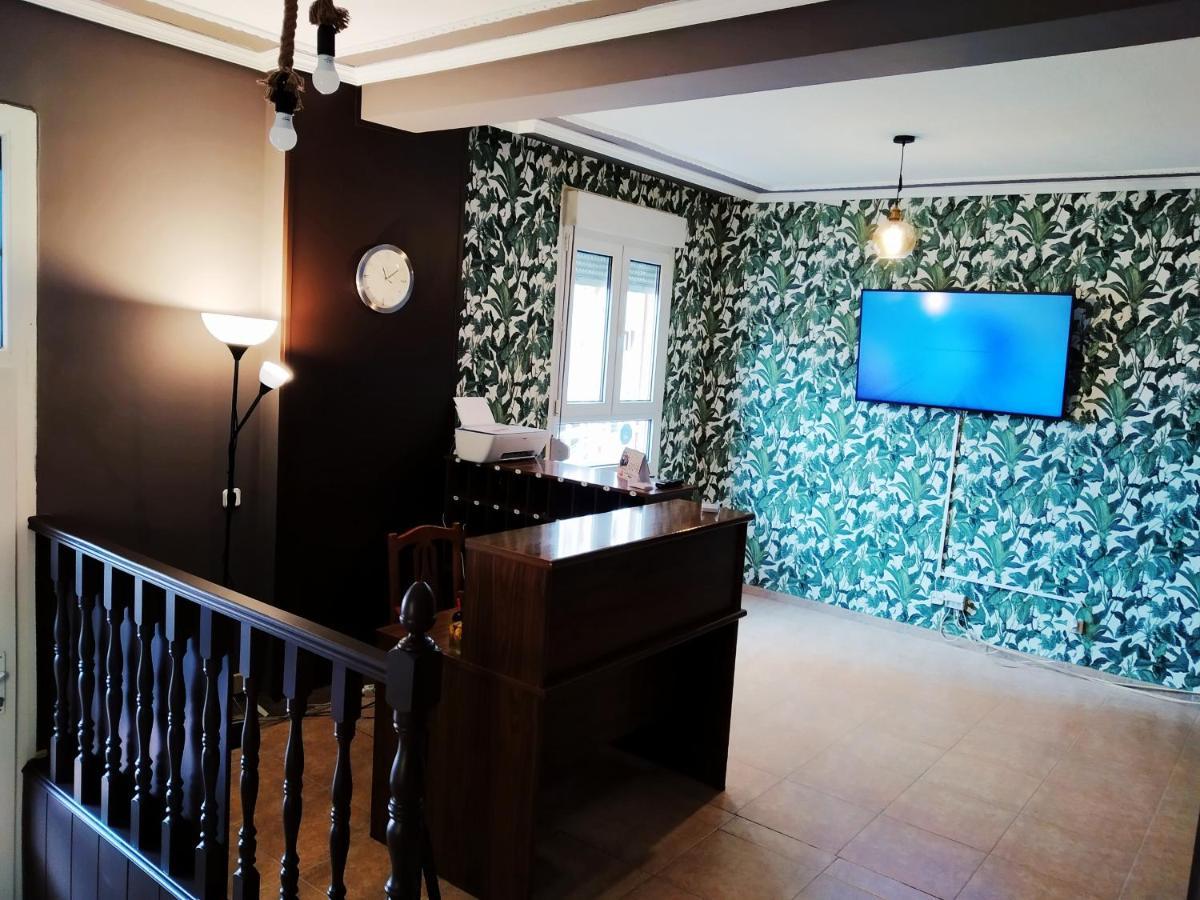 Hostal Dona Maria Valdemoro Bagian luar foto