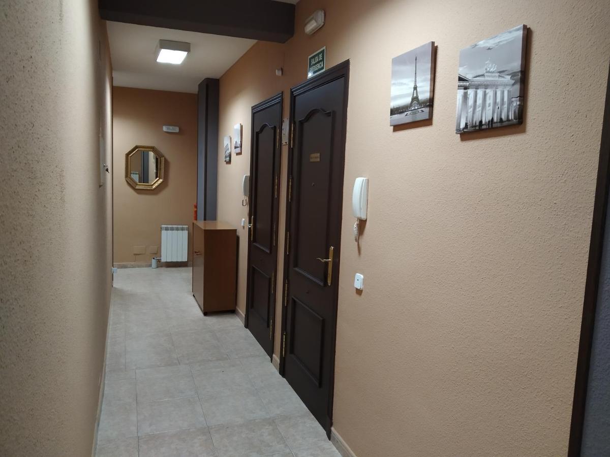 Hostal Dona Maria Valdemoro Bagian luar foto