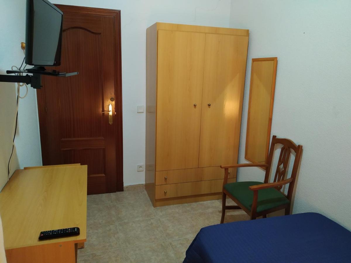 Hostal Dona Maria Valdemoro Bagian luar foto