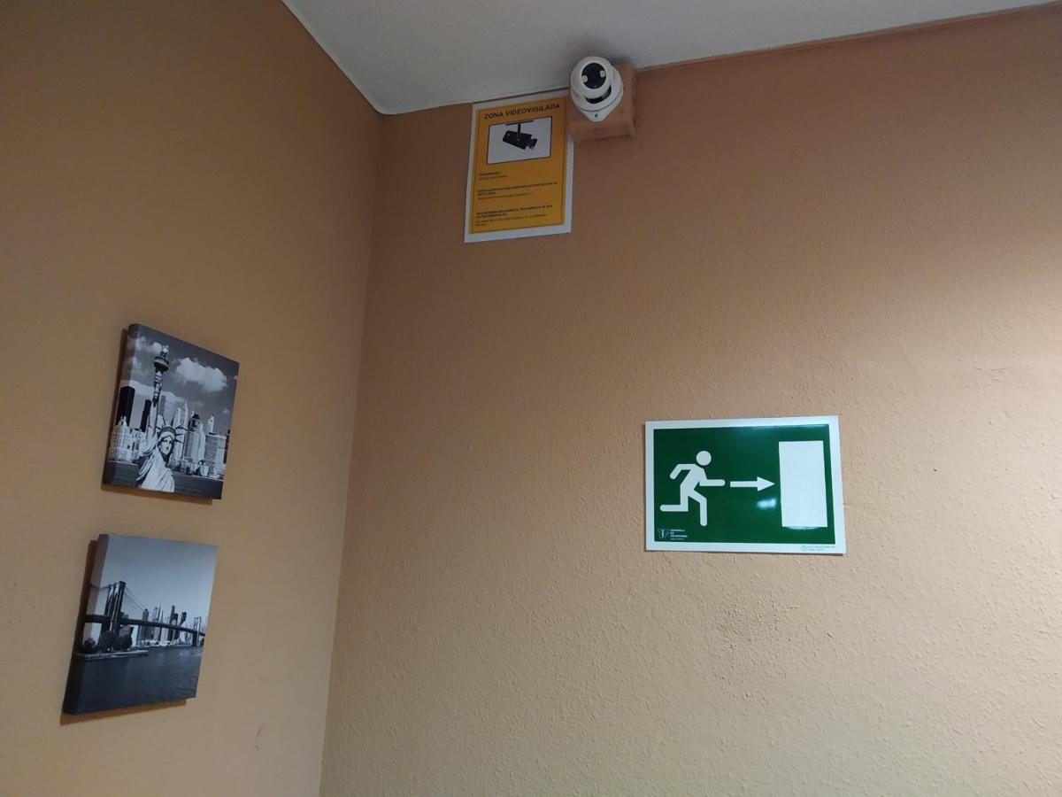 Hostal Dona Maria Valdemoro Bagian luar foto